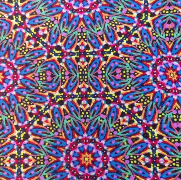 LuLaRoe Tall & Curvy Leggings Colorful Purple Mandala Kaleidoscope Fits 12-18 - Picture 3 of 6